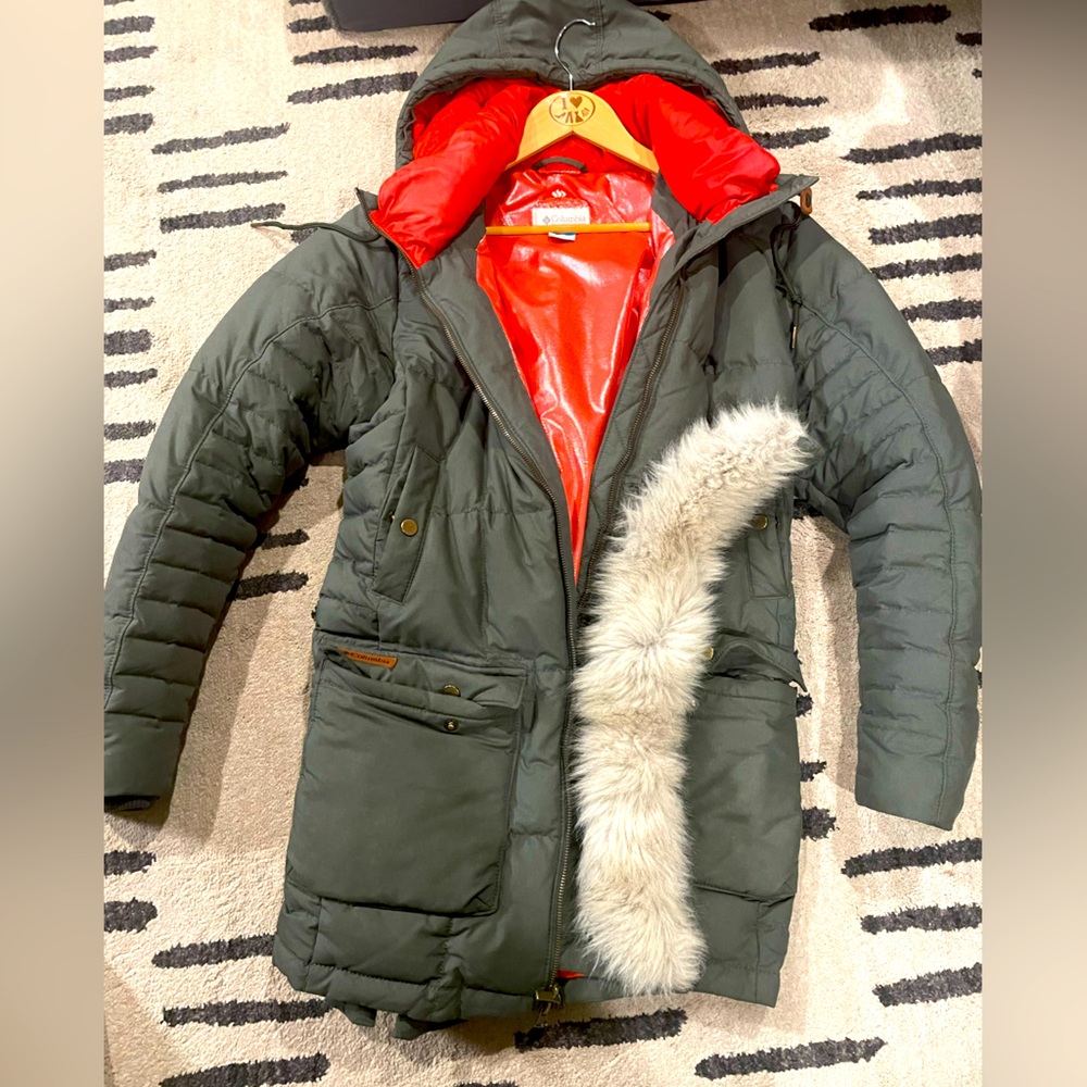Columbia jacket olive/orange with detachable fur for the hood. Size L